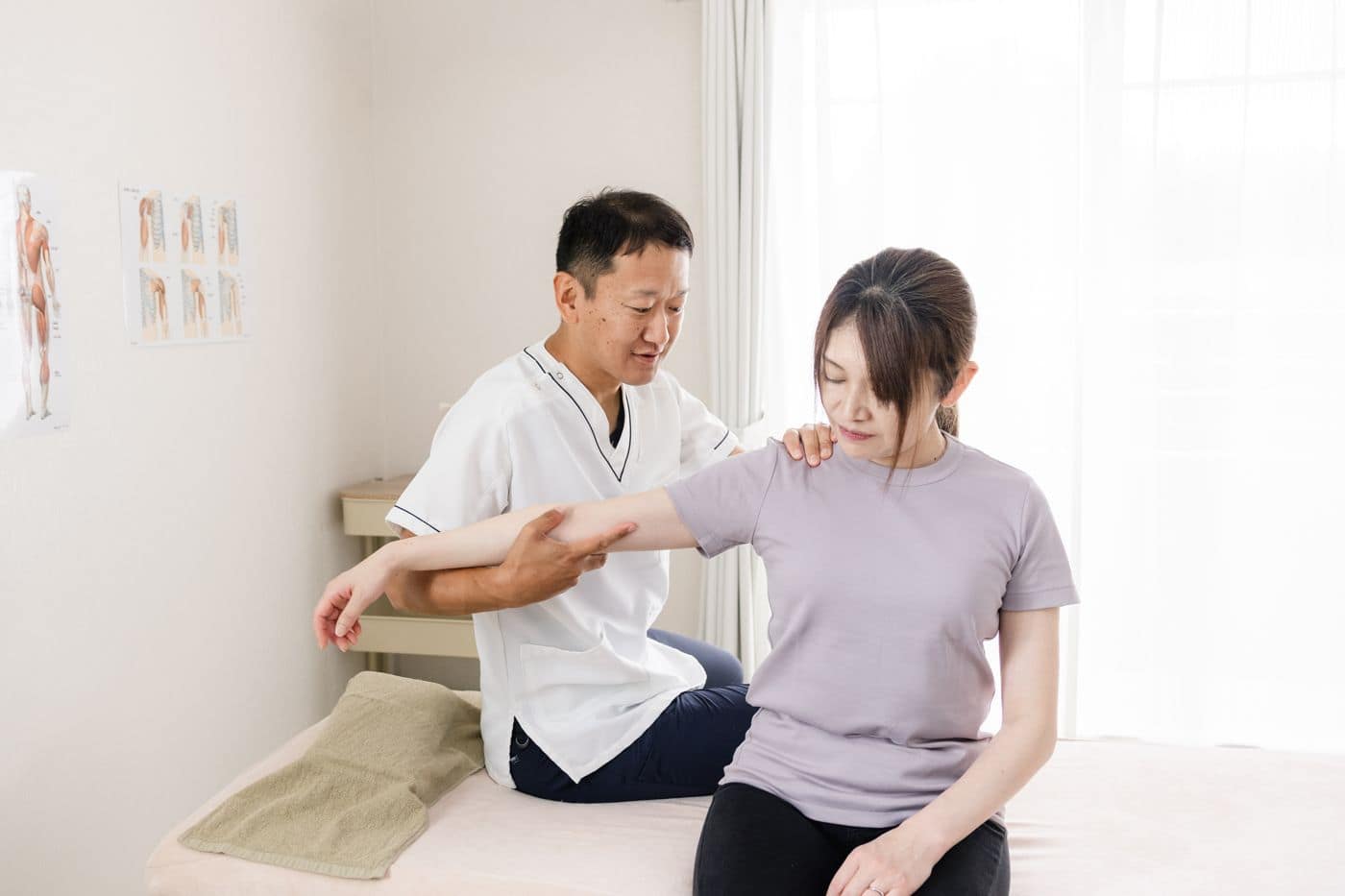 肩の動きを実際に評価する様子